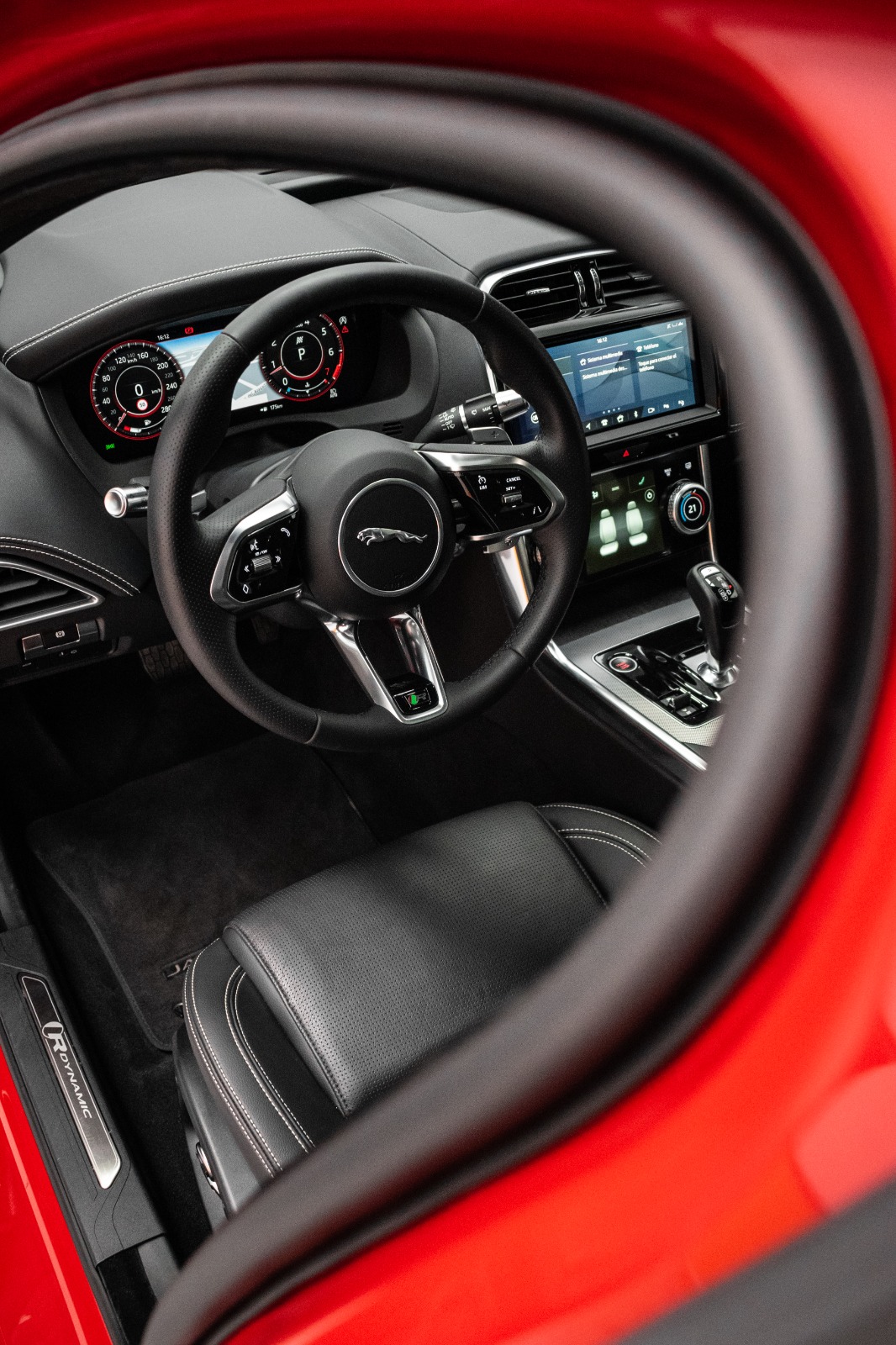 Jaguar XE P250 R-Dynamic SE