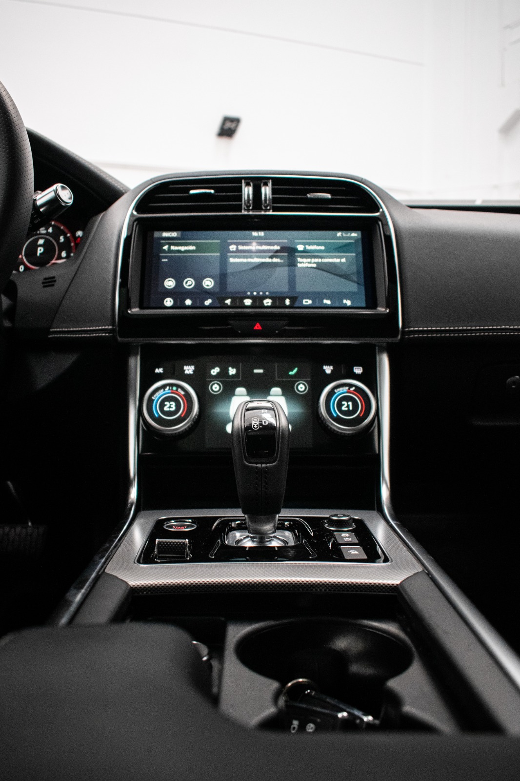 Jaguar XE P250 R-Dynamic SE