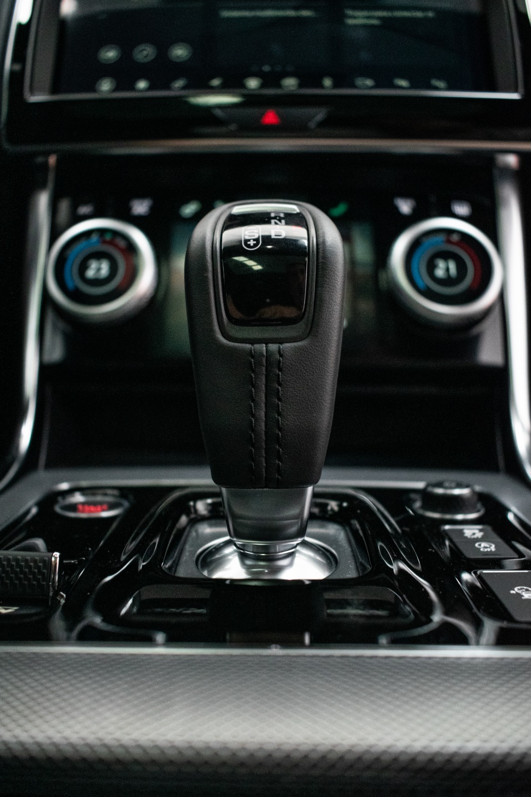 Jaguar XE P250 R-Dynamic SE